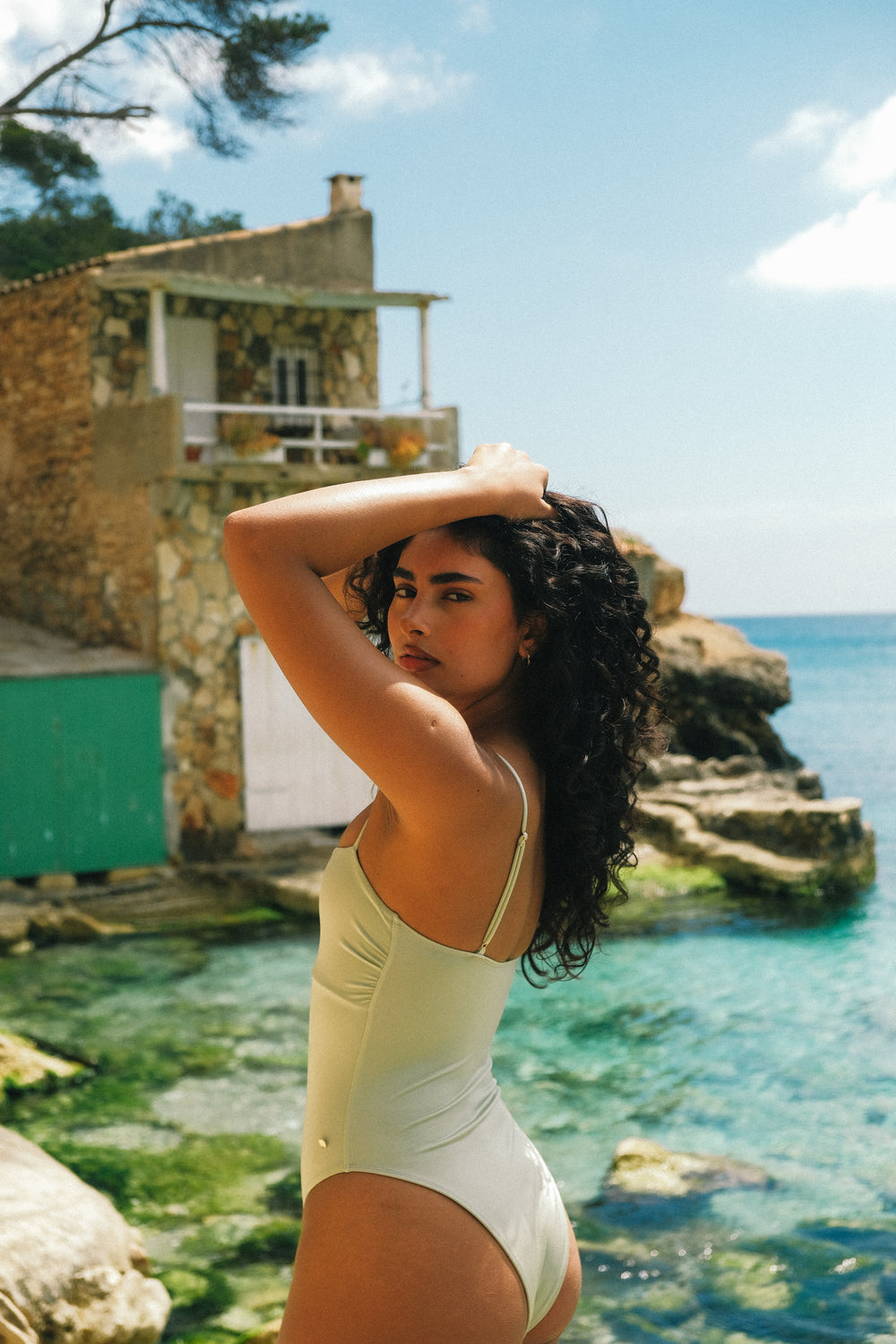 model op strand in mint groen pavo couture badpak