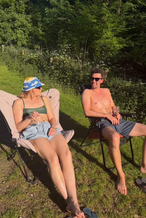 geraldine kemper in groene bralette met strepen op camping