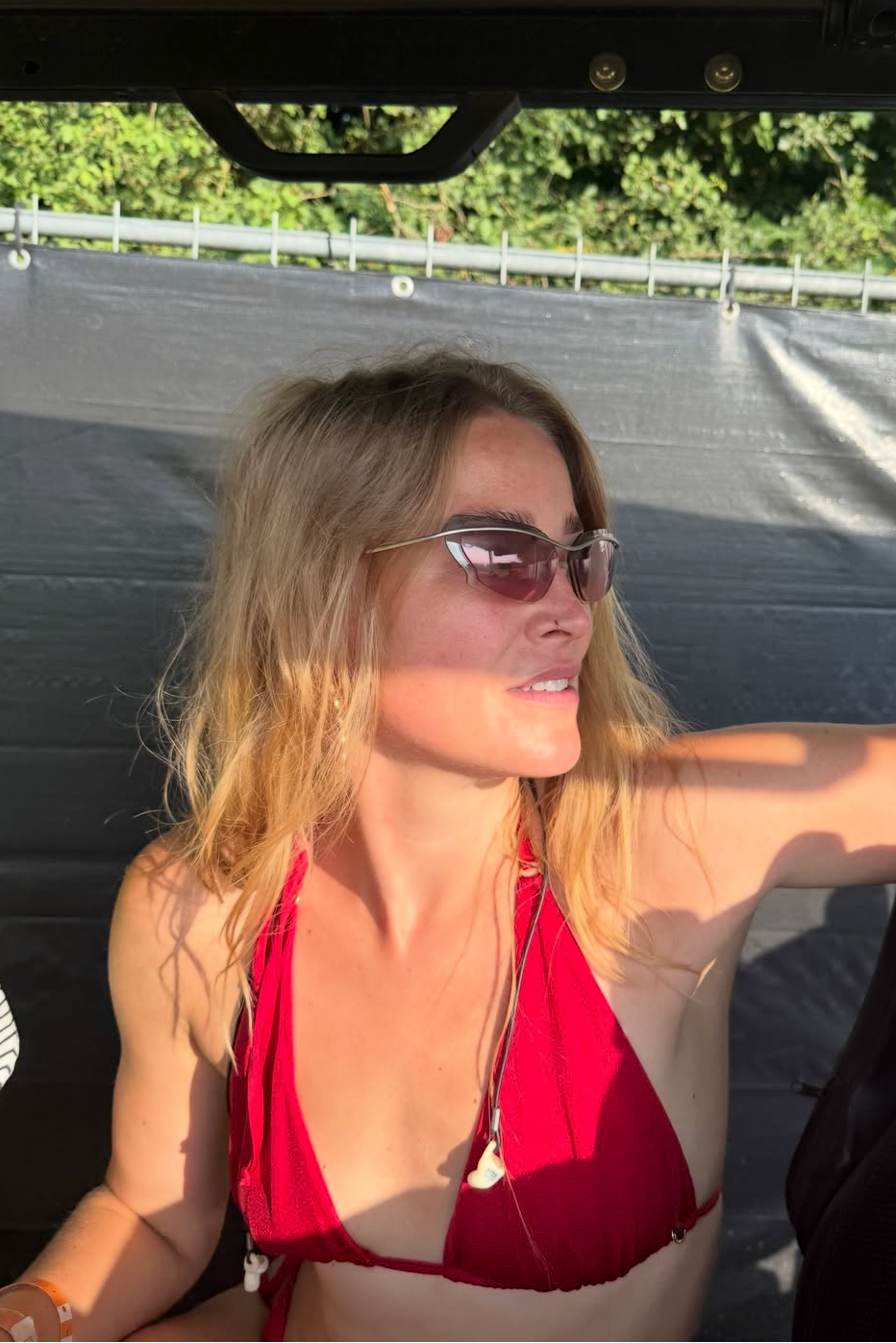 geraldine kemper in bikini op festival in rode kleur van pavo couture