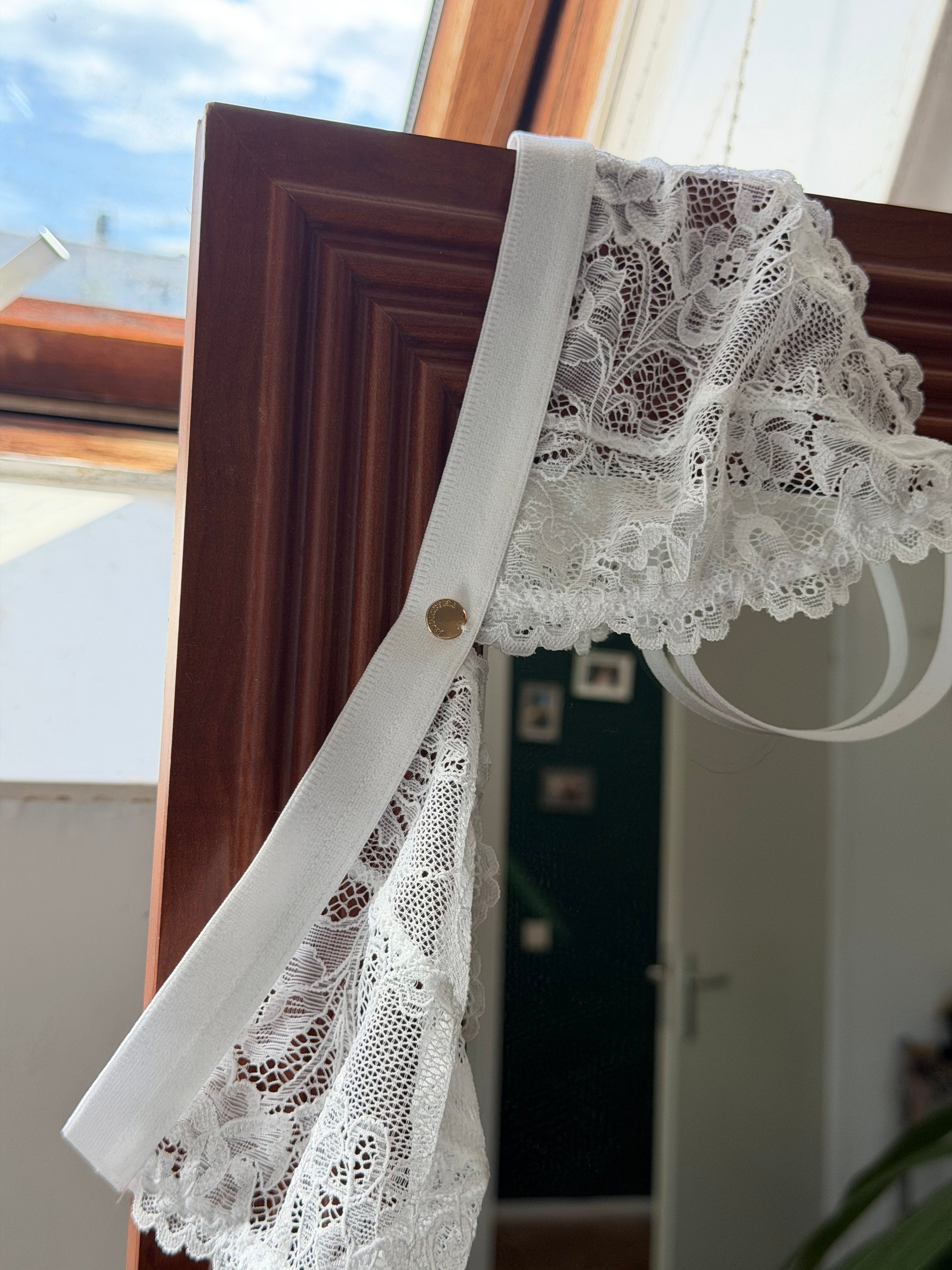 witte triangle bralette met kant en goud muntje