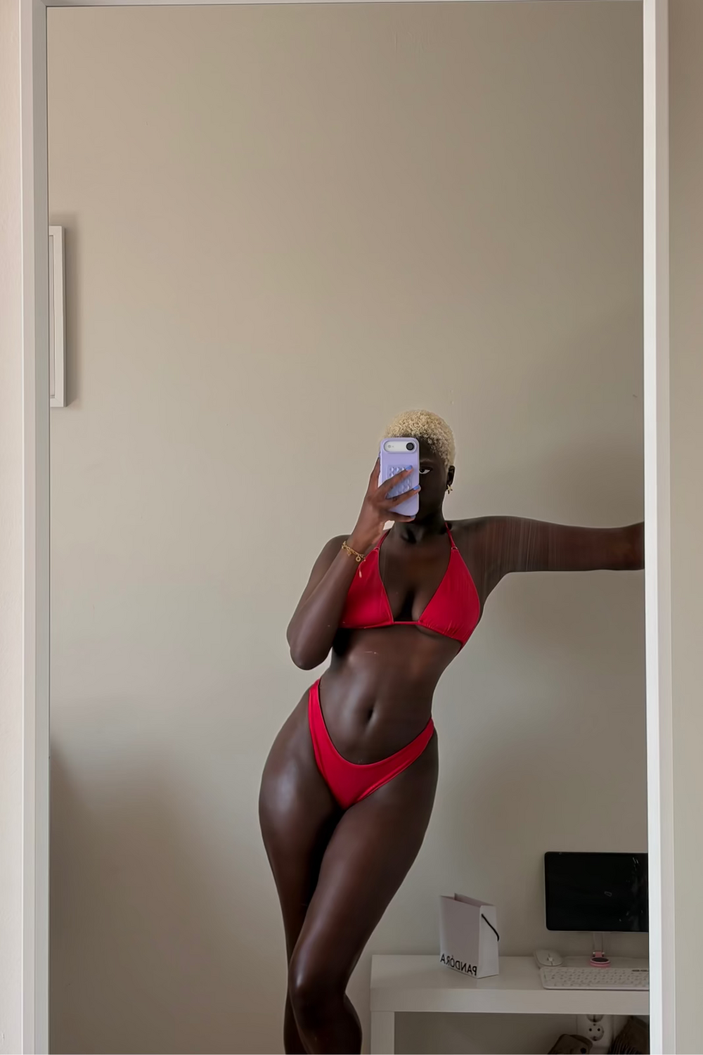 spiegelfoto vrouw in rode bikini