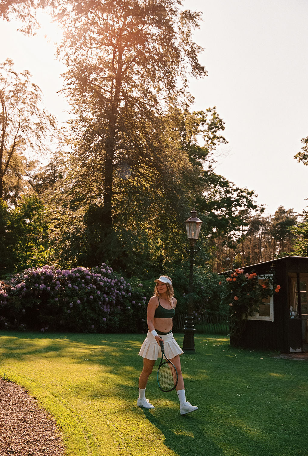 geraldine kemper in tennisrokje en bralette