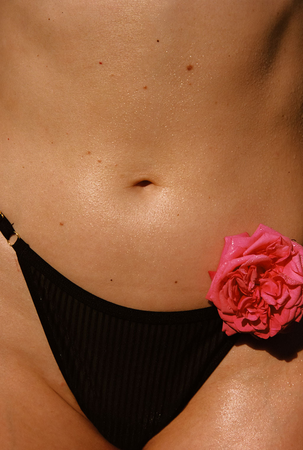 zwarte string met roze bloem