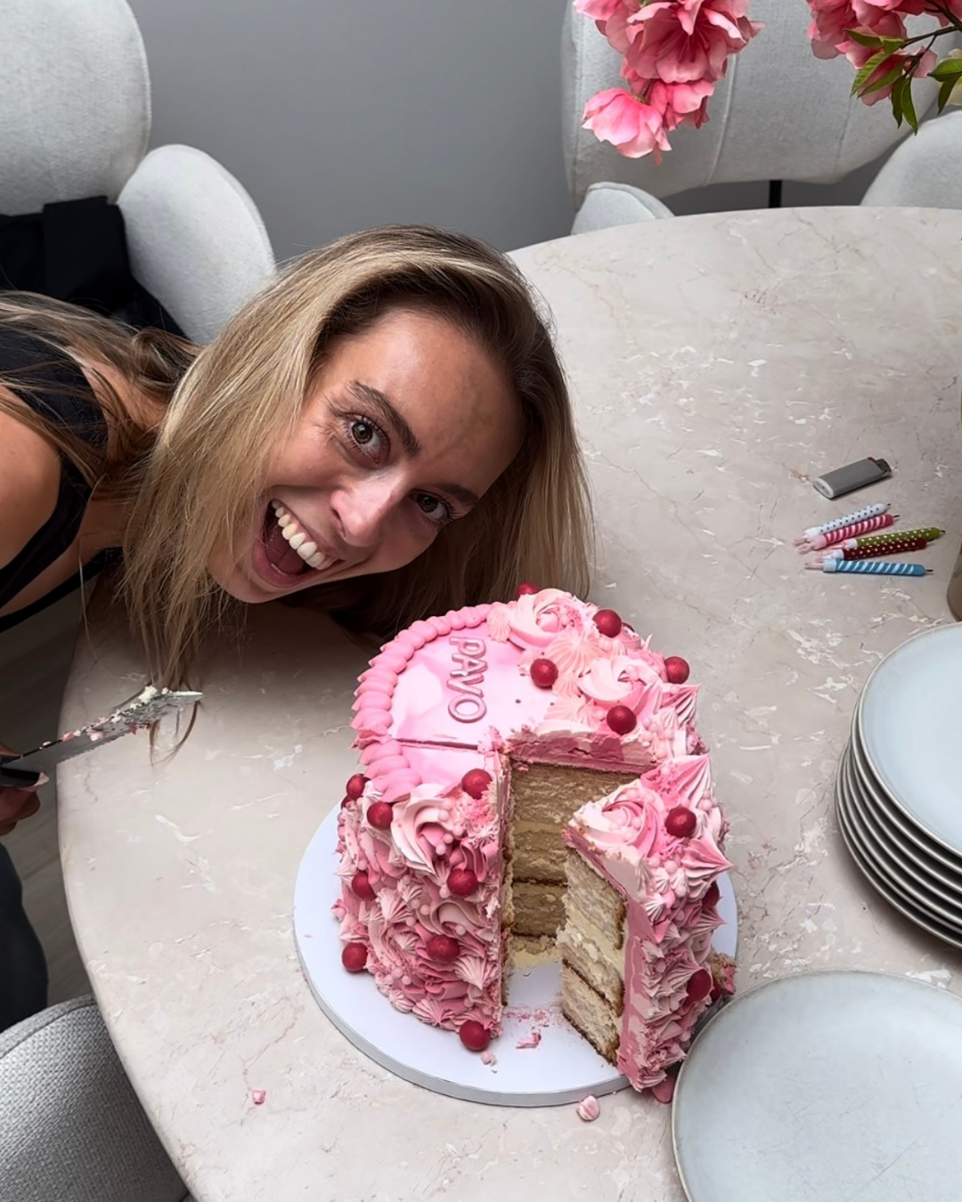 elise van pavo couture met roze taart