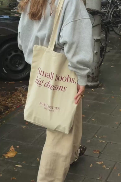 lopend meisje op straat met tote bag met small boobs en big dreams